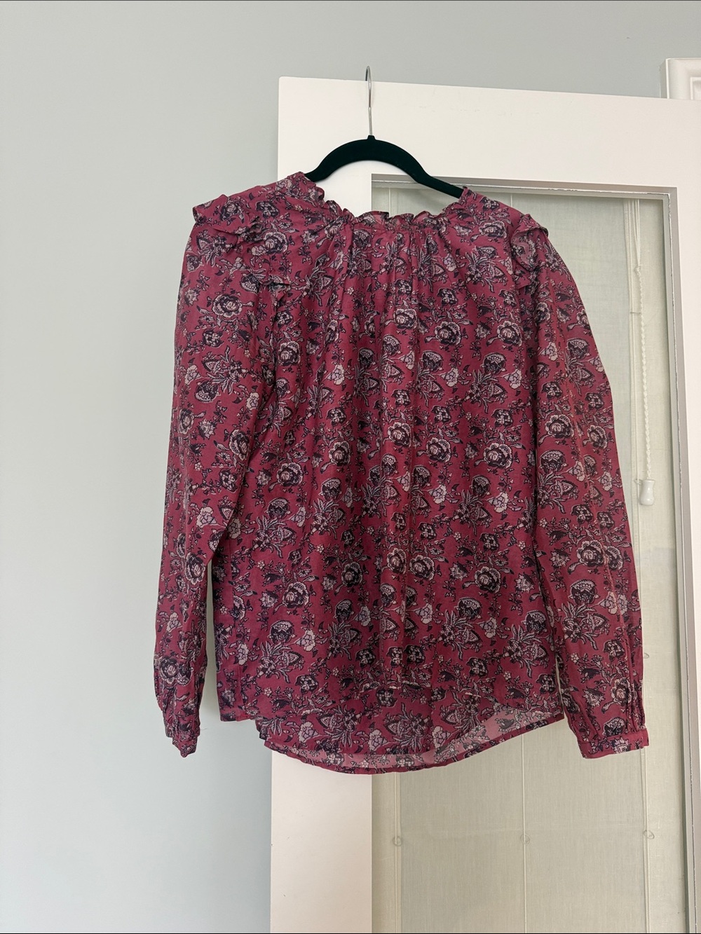 XiRENA Burgundy Floral Ruffle-Neck Blouse